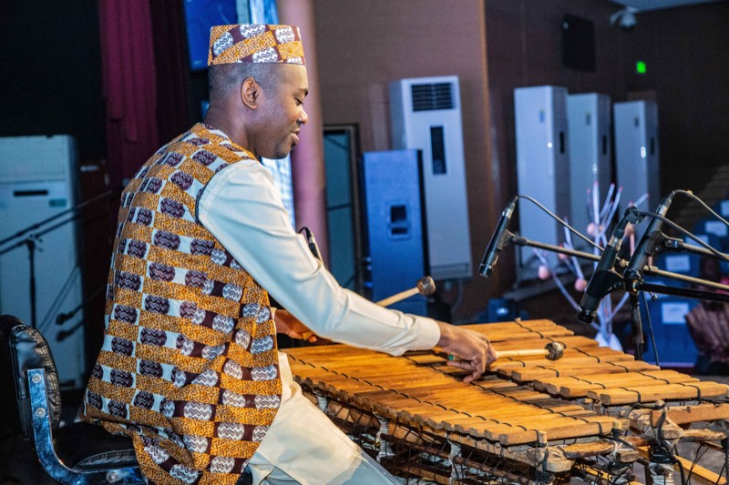 Nekobala en performance sur scène, balafon au premier plan