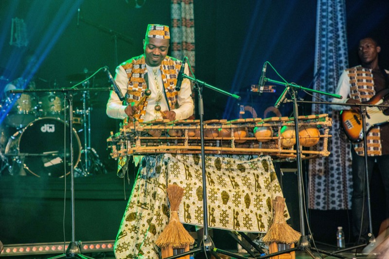 Nekobala jouant du balafon en concert